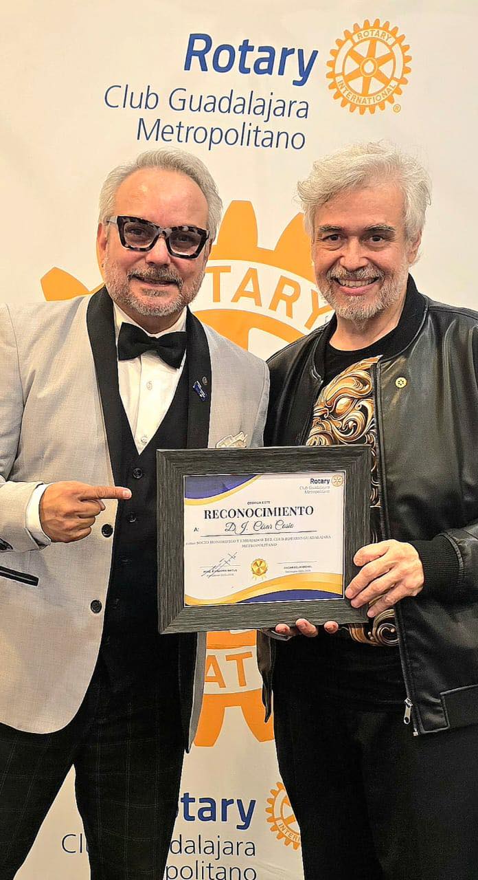 René como Presidente del Club Rotario en evento