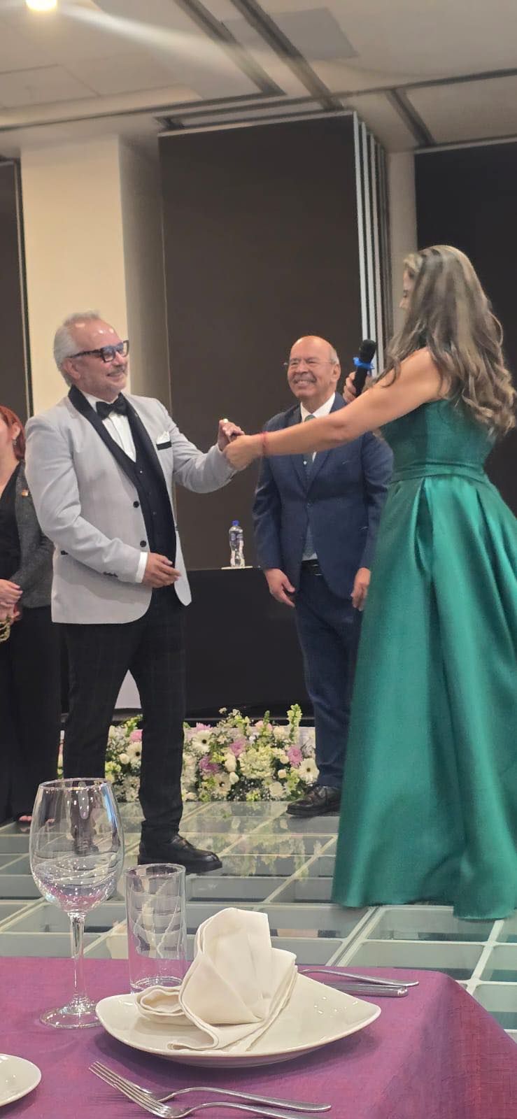 René tomando protesta como Presidente del Club Rotario